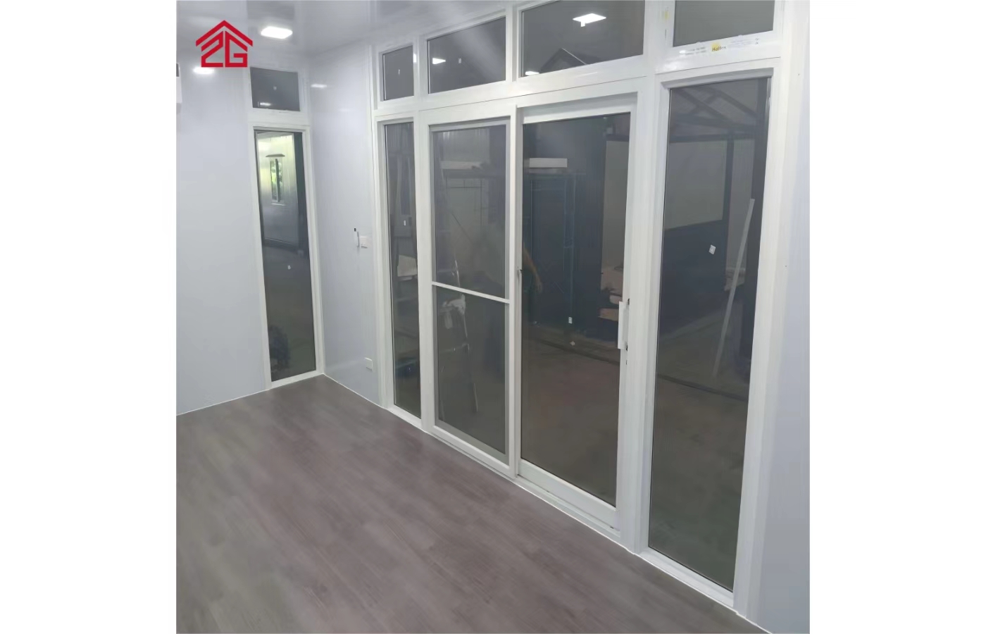 Tilpasset 20 fots fast containerhus med gulv-til-tak-vindu Tilpasset 20 fots fast containerhus med gulv-til-tak-vindu