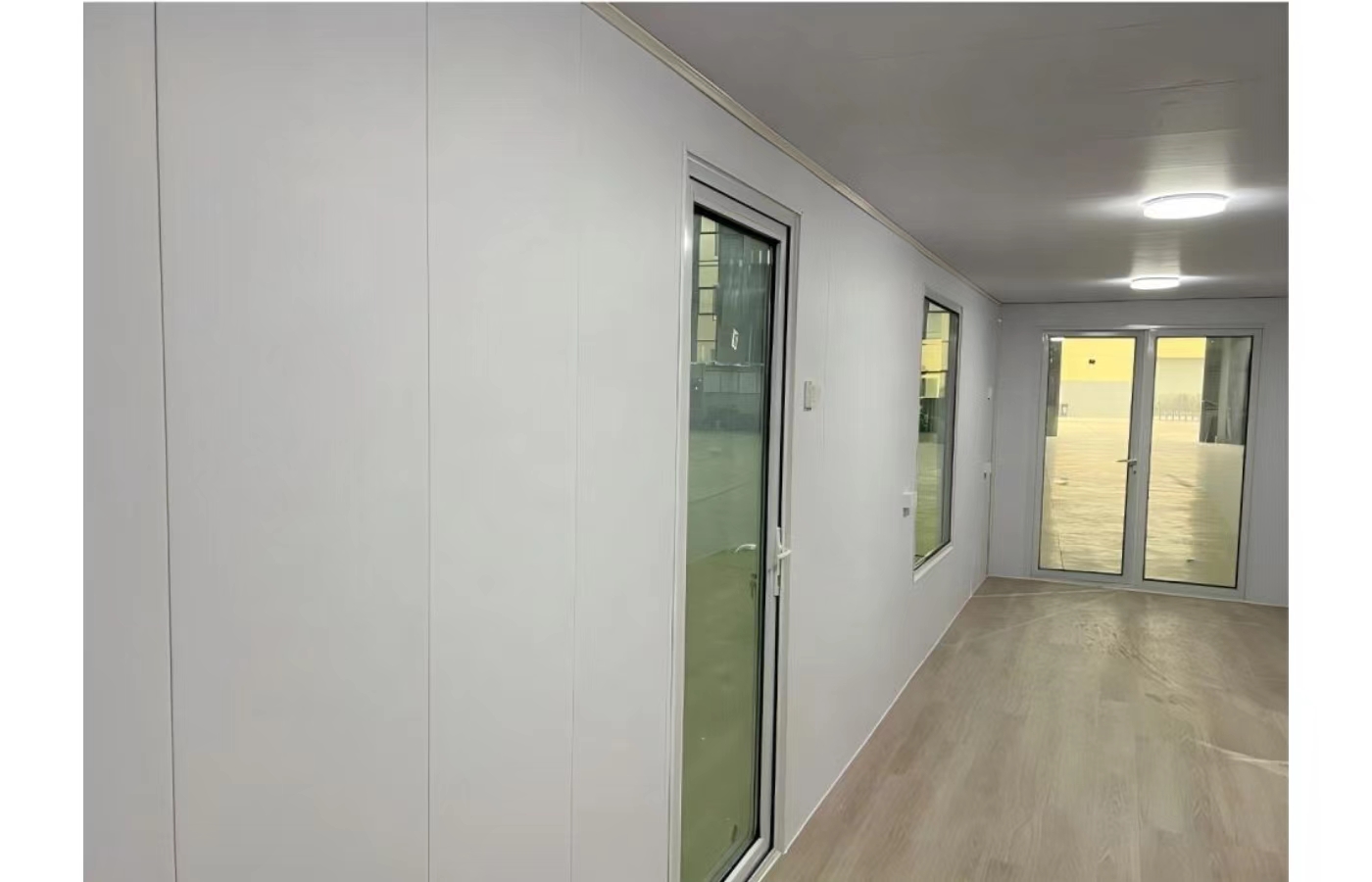 Tilpasset 20 fots fast containerhus med gulv-til-tak-vindu Tilpasset 20 fots fast containerhus med gulv-til-tak-vindu